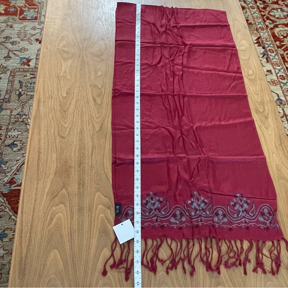 NIP Avon Embroidered wrap - Picture 10 of 11